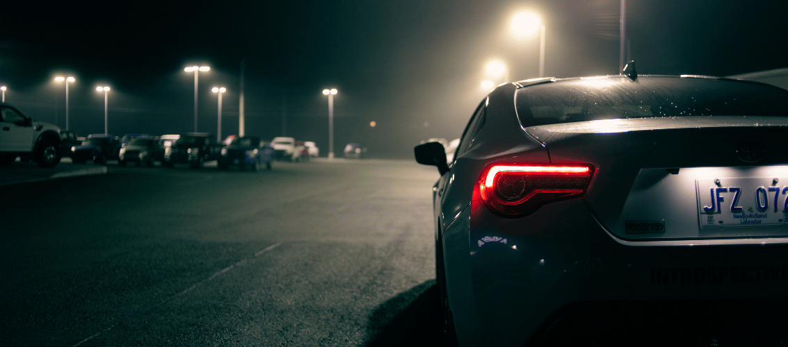 Costo de instalación de farolas solares en un estacionamiento