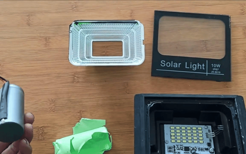 É possível substituir a bateria de uma lâmpada solar?